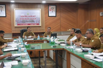 Sekda Aceh, Muhammad Nasir, saat memimpin rapat sosialisasi dan penyusunan SOP Tim Rencong Aceh di Kantor Gubernur Aceh, Selasa (4/11/2025). (Foto: Dok. Biro Adpim Setda Aceh).