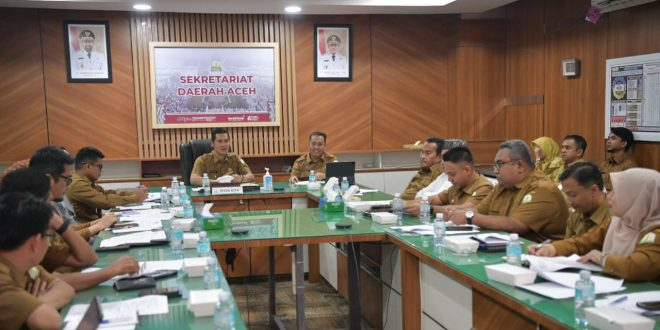 Sekda Aceh Muhammad Nasir saat memimpin rapat sosialisasi dan penyusunan SOP Tim Rencong Aceh di Kantor Gubernur Aceh Selasa 4112025 Foto Dok Biro Adpim Setda Aceh