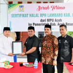 Bupati Aceh Besar, H. Muharram Idris, menerima sertifikat halal RPH Lambaro dari Ketua MPU Aceh, Tgk. Faisal Ali, di Ingin Jaya, Jumat (31/10/2025). (Foto: Dok. MC Aceh Besar).