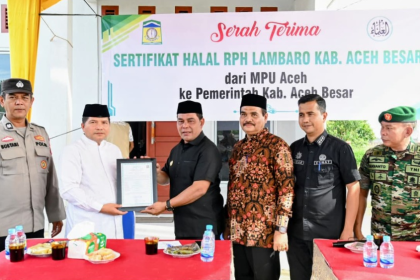 Bupati Aceh Besar, H. Muharram Idris, menerima sertifikat halal RPH Lambaro dari Ketua MPU Aceh, Tgk. Faisal Ali, di Ingin Jaya, Jumat (31/10/2025). (Foto: Dok. MC Aceh Besar).