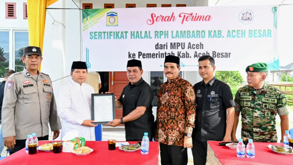 Bupati Aceh Besar H Muharram Idris menerima sertifikat halal RPH Lambaro dari Ketua MPU Aceh Tgk Faisal Ali di Ingin Jaya Jumat 31102025 Foto Dok MC Aceh Besar